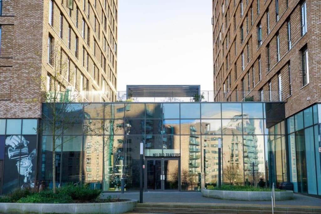 Modern Trafford 1Br Apartment-Free Parking-Cinema Room Manchester Exteriör bild