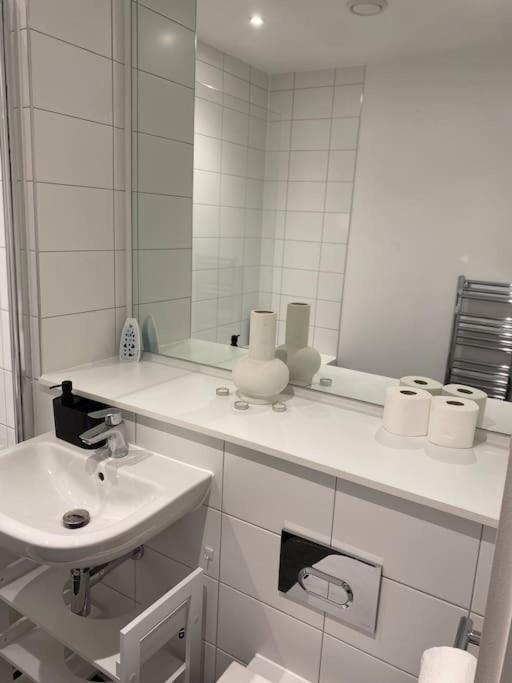 Modern Trafford 1Br Apartment-Free Parking-Cinema Room Manchester Exteriör bild