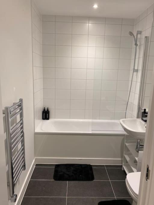 Modern Trafford 1Br Apartment-Free Parking-Cinema Room Manchester Exteriör bild