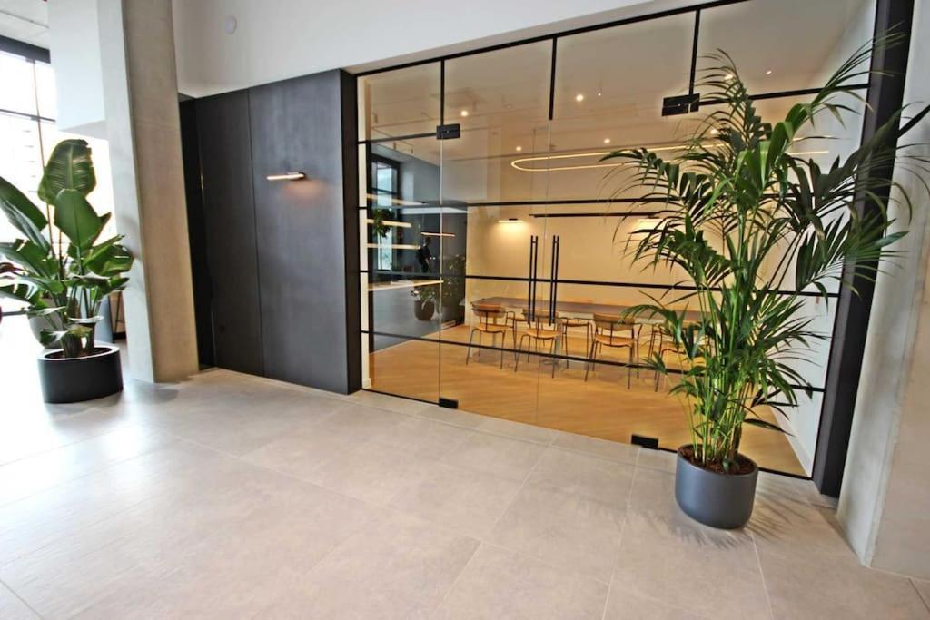 Modern Trafford 1Br Apartment-Free Parking-Cinema Room Manchester Exteriör bild